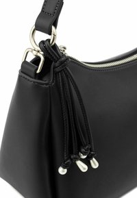 Bolso de cuero negro con herrajes plateados, que presenta un cierre de cremallera, detalles de cuerda trenzada y tres perlas falsas colgantes. Textura suave.