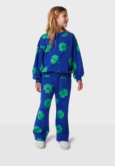 Felpa blu e pantaloni abbinati con grandi motivi floreali verdi; tessuto morbido con vestibilità comoda e polsini elasticizzati.