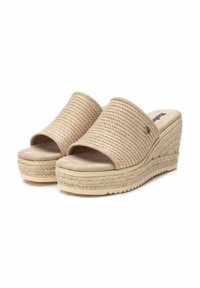 Sandalias de cuña de yute en color beige, con punta abierta, parte superior texturizada y plataforma similar al yute. Cuenta con una plantilla suave y suela de goma para mayor agarre.