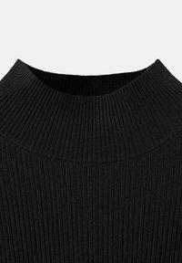 Tejido de suéter de punto acanalado negro con un escote alto y ancho. La textura es suave con líneas verticales y un ligero estiramiento.