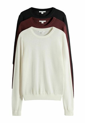 Tri sveter s dlhým rukávom a okrúhlym výstrihom, naskladané na seba, farby spredu dozadu: krémová, bordová a čierna, všetky strednej veľkosti.