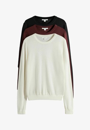 Drei langärmelige Rundhalspullover gestapelt, Farben von vorne nach hinten: Creme, Burgunder und Schwarz, alle in mittlerer Größe.