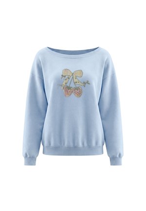 Lyseblå langærmet sweatshirt med en bred halsudskæring og et centralt motiv af to kirsebær bundet med en sløjfe i pink og gyldne nuancer.