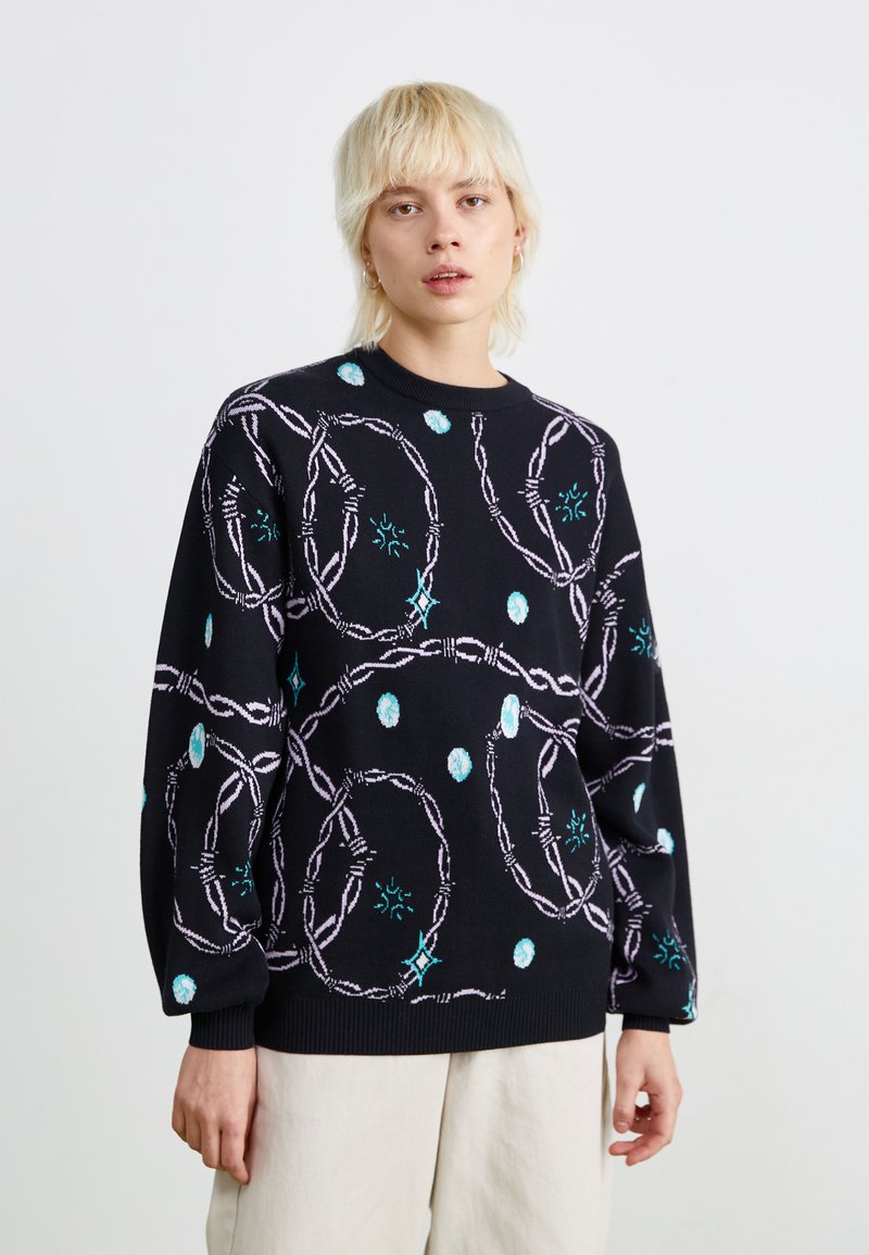 Sweater de malha preta com um padrão geométrico em roxo claro e verde-azulado, com decote redondo e punhos canelados, oferecendo uma aparência texturada.