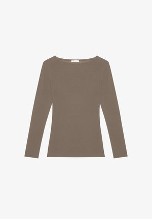 Maglia aderente a maniche lunghe di colore taupe con scollatura rotonda larga e texture del tessuto liscia.