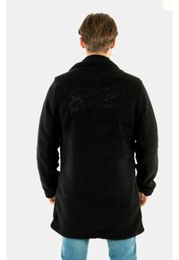 Sort fleecejakke med afslappet pasform, der har en klippekrave og lange ærmer, glat tekstur og tonalt broderet skrift på ryggen.