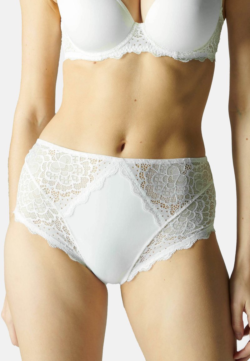 Witte hoge taille slipjes met bloemengaren accenten en golvende randen. Glad centraal paneel met ingewikkelde kantdetails aan de zijkanten.