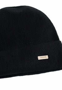 Berretto in lana nera con risvolto, texture liscia e una piccola etichetta beige con la scritta "AIME" cucita di lato.