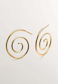 Pendientes en espiral de oro con un acabado suave, que presentan un diseño circular cuya grosor varía a lo largo de la espiral, creando interés visual.