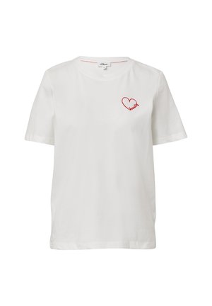 Weißes Baumwoll-T-Shirt mit kurzen Ärmeln, rundem Ausschnitt und rotem gesticktem Herzdesign auf der Brust. Einfacher und leichter Stoff.