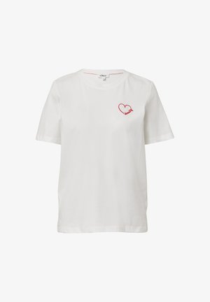 Witte katoenen t-shirt met korte mouwen, ronde hals en een rood geborduurd hartontwerp op de borst. Eenvoudige en lichte stof.