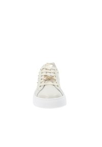 Baskets beige clair avec une tige en cuir brillant, semelle en caoutchouc blanc, accents en métal doré et un nœud décoratif sur la languette.