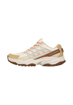 Zapatilla Skechers beige y marrón con cordones rosa, costuras azules, suela acolchada y suela exterior de goma texturizada.