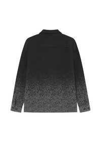 Schwarzes und graues Ombre-Hemd mit langen Ärmeln, einem Kragen und zwei Knopfverschluss an den Manschetten, aus einem glatten, strukturierten Stoff.