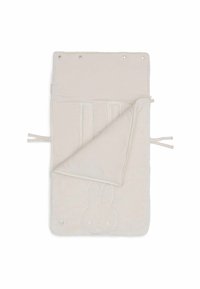 Beige deken met een zachte pluche textuur, voorzien van een witte konijnenborduursel. Opgevouwen met drukknoopjes, heeft het banden om te bevestigen en een gladde onderkant.