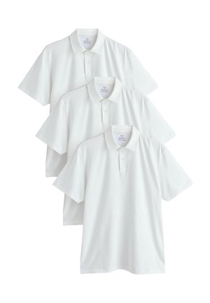 Három egyszínű fehér rövid ujjú galléros póló gombos patenttal, átfedésben elrendezve fehér háttéren.