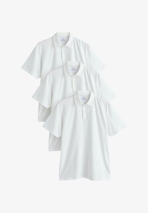 Három egyszínű fehér rövid ujjú galléros póló gombos patenttal, átfedésben elrendezve fehér háttéren.