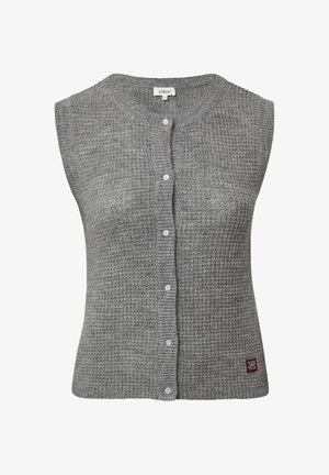 Grijze gebreide mouwloze cardigan met een gestructureerd patroon, knoopsluiting aan de voorkant en een klein logo-patch aan de rechter benedenrand.