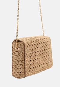 Beige geflochtene Handtasche aus geflochtenem Material, mit einer Kettenriemen und rechteckiger Form, die eine strukturierte Oberfläche und einen subtilen Glanz aufweist.