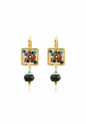 Boucles d'oreilles carrées ton or avec des perles colorées à l'intérieur et une perle noire facettée pendant sous chacune.