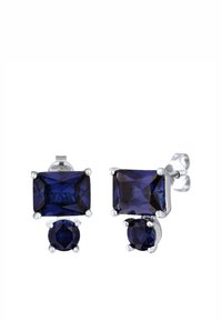 Blaue Edelsteinohrstecker mit rechteckigen und runden Steinen, die in silberfarbener Metallfassung mit vier Krappen gesichert sind.