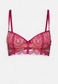 Spetsbehå i djup rosa med scallopade kanter, blommönsterdetaljer och justerbara band. Har en liten rosett i mitten fram.