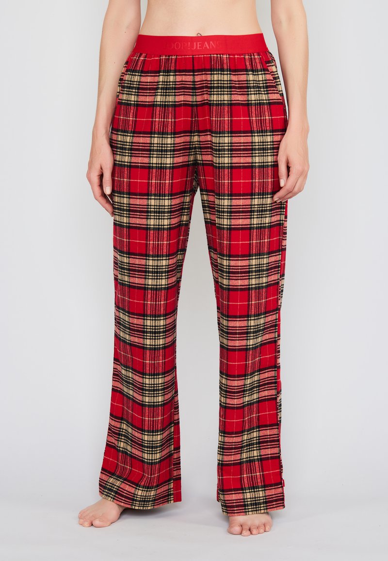 Pantalones de pijama de cuadros rojos con un diseño de pierna ancha, que presentan un patrón de cuadros en negro y beige y una cintura elástica estampada con "DOOPJEANS."