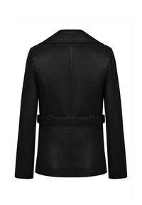 Giacca di pelle nera con un design strutturato, caratterizzata da un ampio colletto, maniche lunghe e vita con cintura. Texture liscia e cuciture su misura.