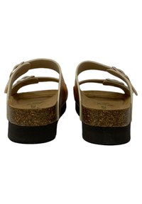 Sandali in sughero marrone con tre cinturini regolabili, una soletta testurizzata e una suola in gomma nera. Design semplice, apertura sul retro per traspirabilità.