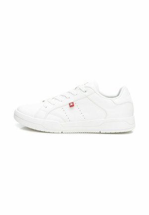 Zapatillas deportivas blancas con un exterior de cuero suave, punta redonda, seis ojales, detalles perforados y un pequeño logo rojo en el costado.