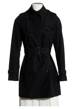 Trench-coat noir croisé avec ceinture, épaulettes et sangles à boucle aux manches, présenté sur un mannequin.