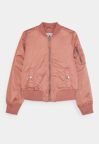 Lyserød bomberjakke med lynlås foran, ribbet krave og manchetter. Har sidelommer og en lynlåslomme på ærmet. Glat tekstur.