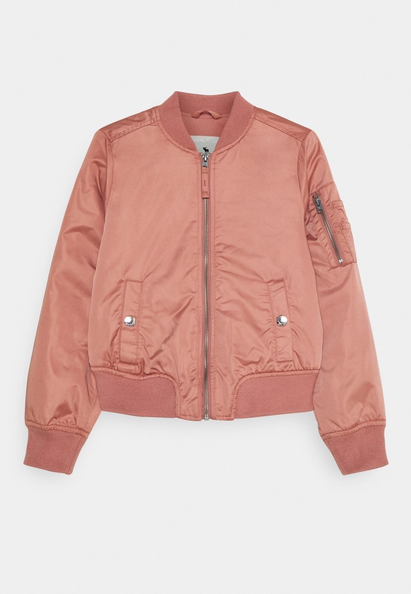 Lyserød bomberjakke med lynlås foran, ribbet krave og manchetter. Har sidelommer og en lynlåslomme på ærmet. Glat tekstur.