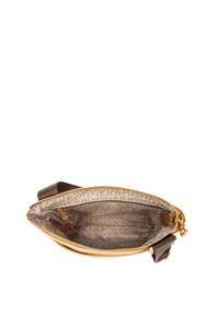 Brun läderclutch med en slät yta, gulddragkedja och brun rem. Inuti finns ett mönstrat foder med upprepad "BOGNER"-text.