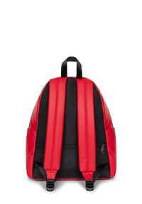 červený a černý nylonový batoh s polstrovanými popruhy, horizontálními švy a bočními kapsami. Obsahuje horní rukojeť a zip detail na spodní části.