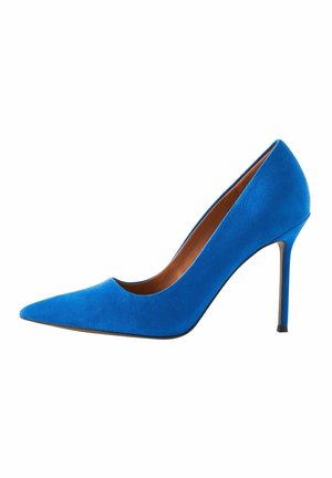 Escarpin à talon haut pointu en daim bleu avec un talon aiguille fin et une doublure intérieure beige.