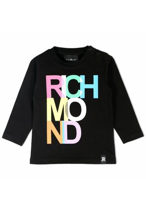 Camisa negra de manga larga para niño pequeño con texto colorido "RICHMOND" apilado verticalmente en el frente y botones a presión en el hombro izquierdo.