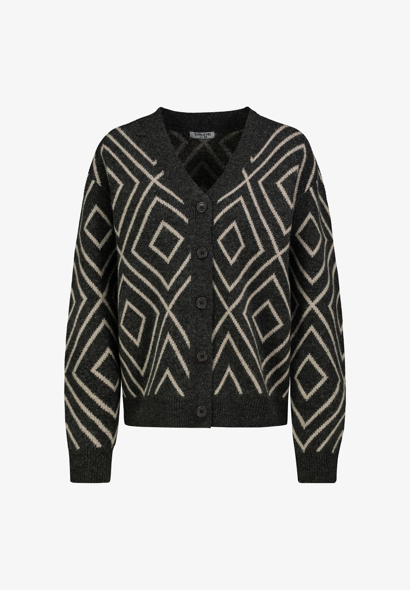 Schwarze Strickjacke mit einem Rautenmuster in Creme, aus weichem Strickmaterial, mit V-Ausschnitt und sechs schwarzen Knöpfen auf der Vorderseite.