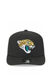 Schwarze Snapback-Cap mit einem detailliert gestickten Jaguarkopf in Gelb und Türkis. Strukturierte Passform mit gebogenem Schirm und Netzrücken.