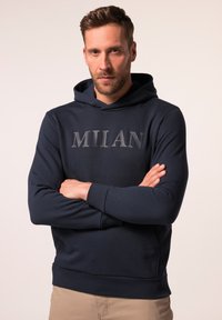 Felpa blu navy realizzata in tessuto morbido, con una grande stampa "MILAN" in un tono grigio a contrasto, dotata di tasca a marsupio e polsini a coste.