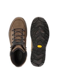 Scarpe da trekking in suede marrone con lacci neri e colletto imbottito. La suola in gomma Vibram presenta un motivo a zigzag per una migliore aderenza.