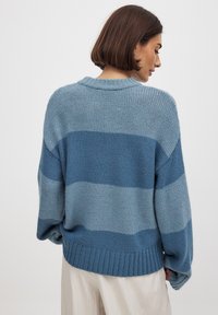 NA-KD Svetrík - blue stripe