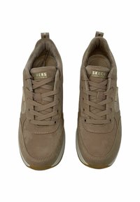 Zapatillas de gamuza marrón con puntera redondeada, diseño con cordones, cuello acolchado y una plantilla texturizada. Presenta un logo dorado en la lengüeta.