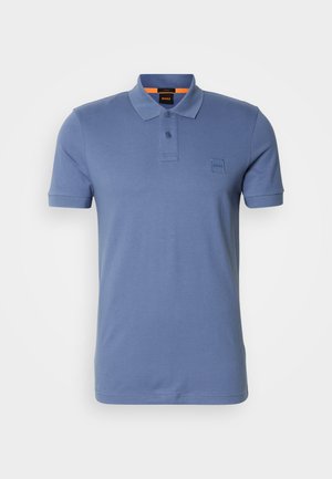 Polo en coton bleu avec un col classique, une patte de boutonnage à deux boutons et un petit logo brodé sur la poitrine. Manches courtes et coupe standard.