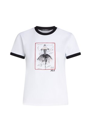 Λευκό T-shirt με κοντά μανίκια και μαύρη επένδυση στο γιακά και τα μανίκια, με σκίτσο μιας μπαλαρίνας με μαύρο τούλι μέσα σε κόκκινο ορθογώνιο πλαίσιο.