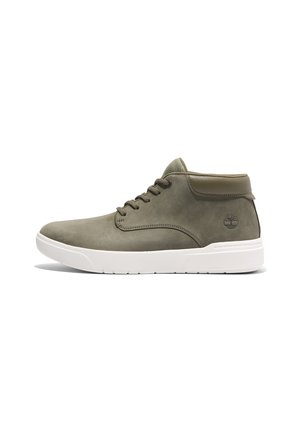 Groene leren hoge schoen met witte zool, ronde neus, platte veters en een subtiel logo aan de zijkant. Gladde textuur met minimale details.