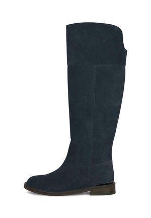 Hoge donkerblauwe suède laars met lage hak en een afgeronde neus, ontworpen om de kuit te bedekken en net onder de knie te reiken.