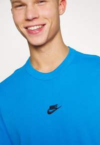 Nike Sportswear TEE - T-shirt básica - light photo blue/black
