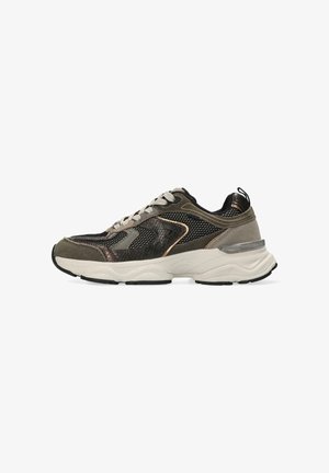 Sneaker met een donker olijfgroene en zwarte mesh bovenkant, lichtgrijze veters, getextureerde accenten en een stevige witte zool.