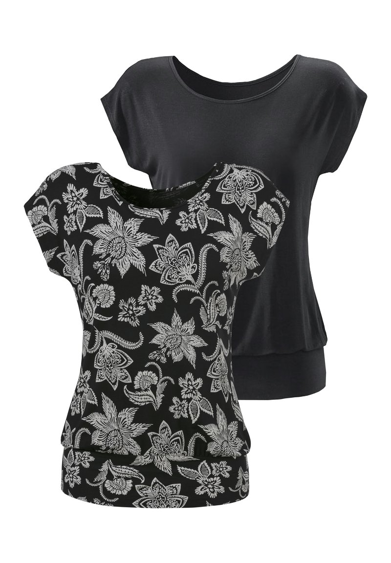 Divi īsām piedurknēm t-krekli: viens vienkrāsains melns, otrs melns ar baltu ziedu rakstu. Abiem ir apaļas kakla formas un mīksta auduma tekstūra.